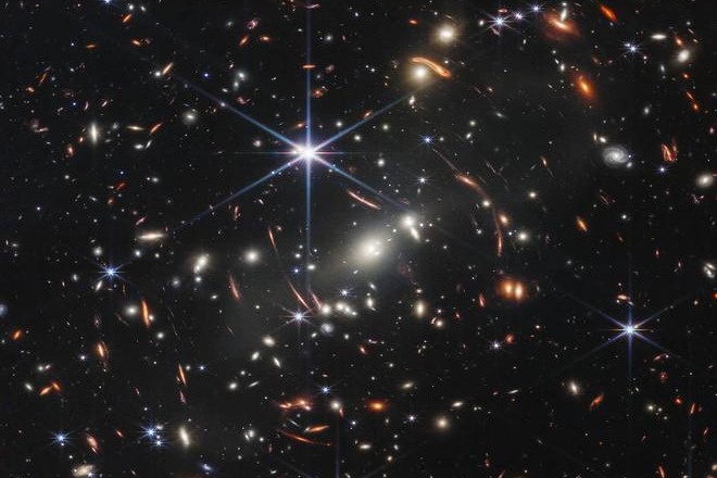 韋伯望遠鏡「穿越」全彩照 拍下138億年前宇宙大爆炸的光