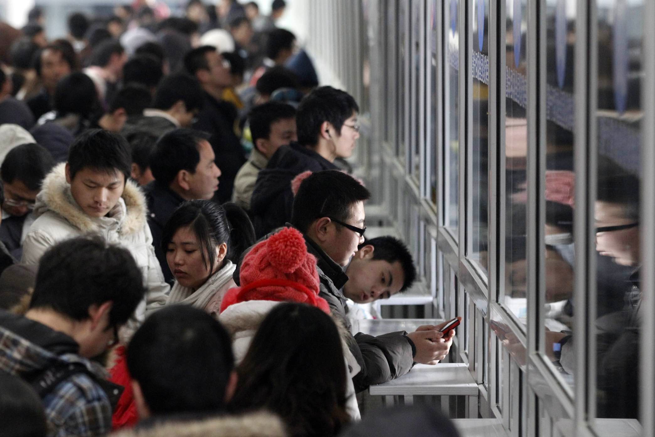 中國春運火車票開售 日供客座席位1050萬個以上