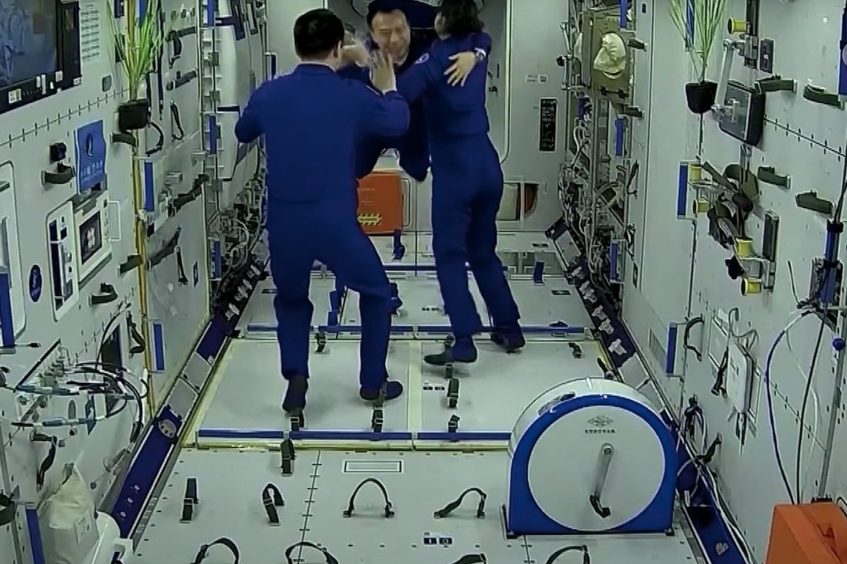 神舟十五號順利升空入軌
 中國航天員首次實現太空會師