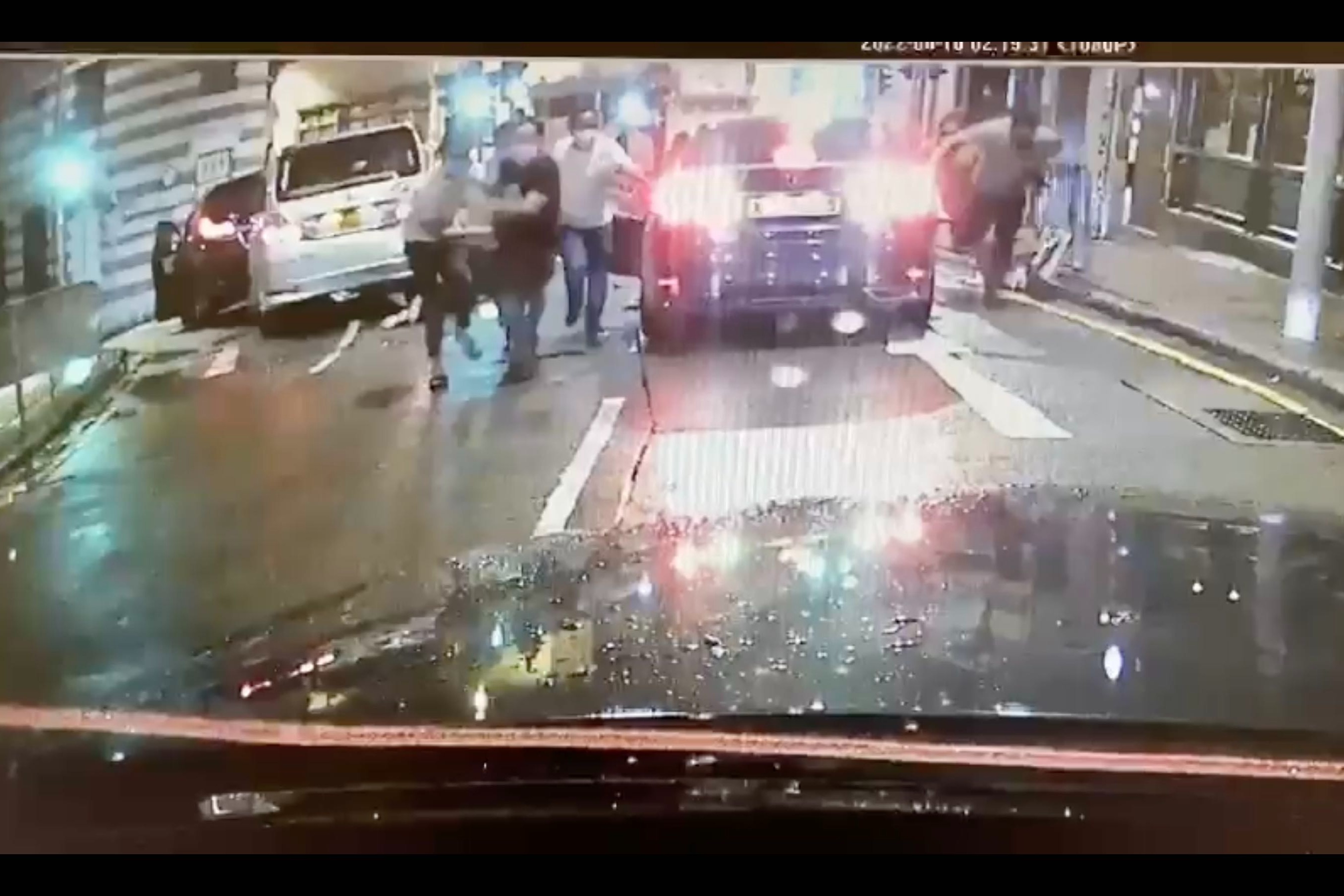 雲咸街撞車斬人槍擊釀3傷 警暫拘4人 涉及兩幫派鬥爭