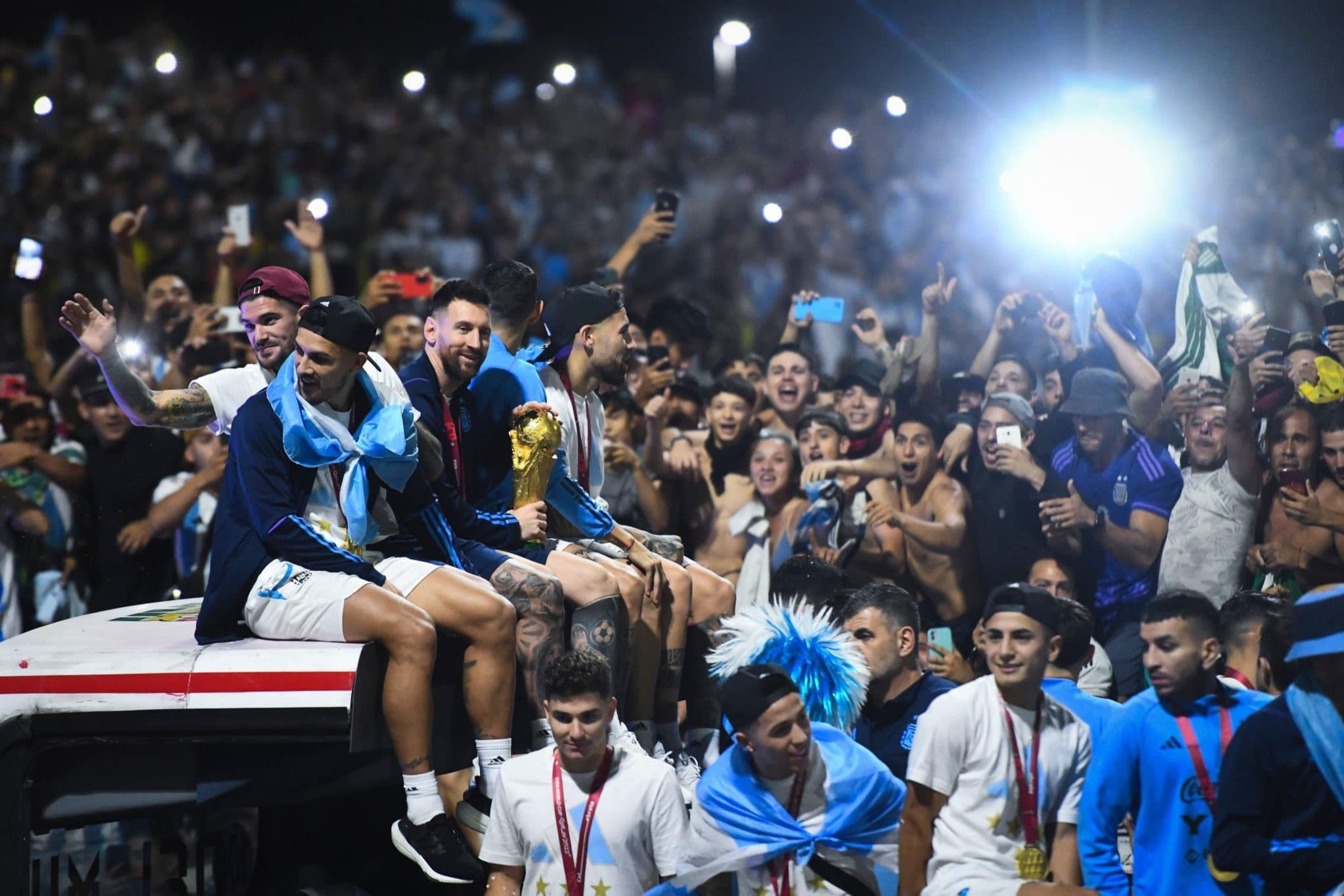 400萬球迷逼爆 美斯險被電纜纏住 阿根廷世界盃勝利巡遊腰斬！