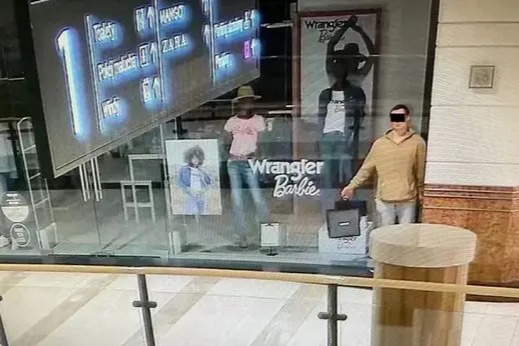 波蘭盜竊慣犯扮「櫥窗公仔」 企圖趁商場關門闖店偷竊