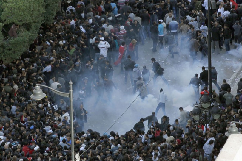 突尼西亞爆反政府示威 總理被免 軍隊包圍議會大廈