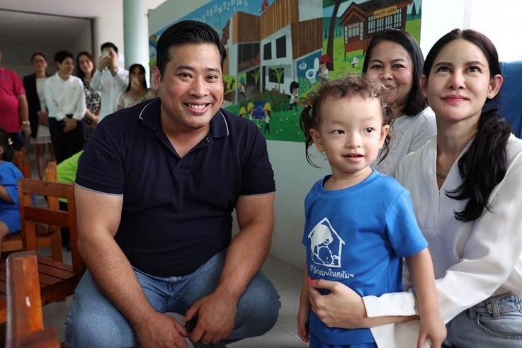 泰王次子海外生活27年後回國 探訪基層兒童中心備受矚目
