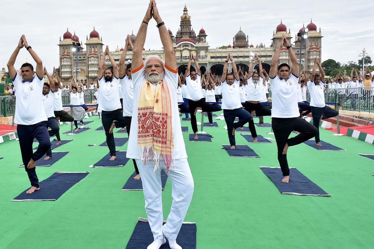 國際瑜伽日辦萬人晨運 印度總理莫迪率領做瑜伽