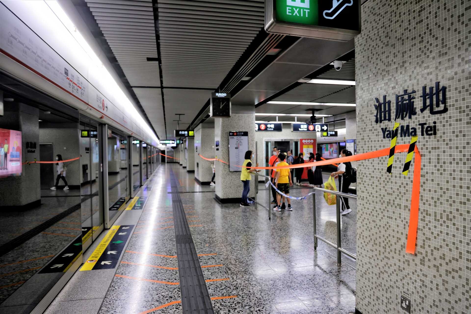 港鐵荃灣綫列車回復正常市民鬆口氣 軌旁金屬護欄組件移位致列車出軌