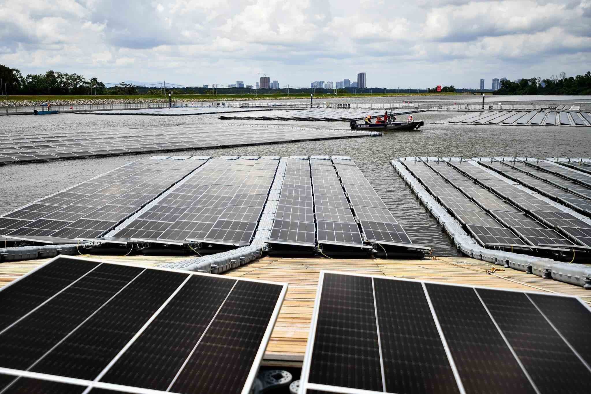水冷卻增效率 等同7000車減排
 新加坡浮動式太陽能電場